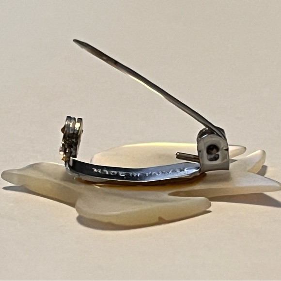 Vintage Mother of Pearl Dove Brooch - Picture 3 of 9